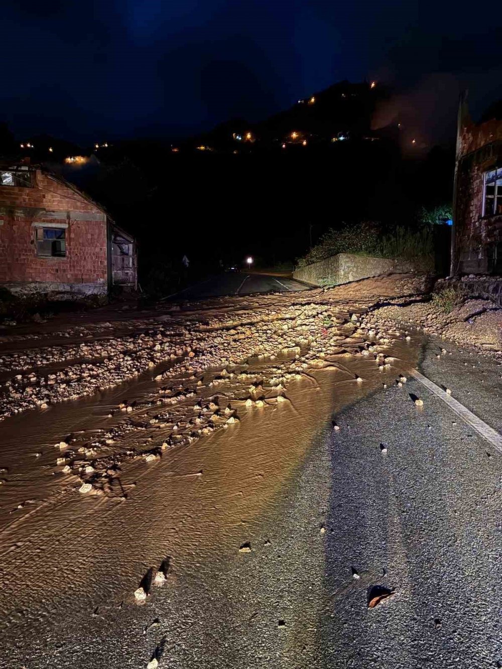 Trabzon Arsin'de heyelan yol kapandı