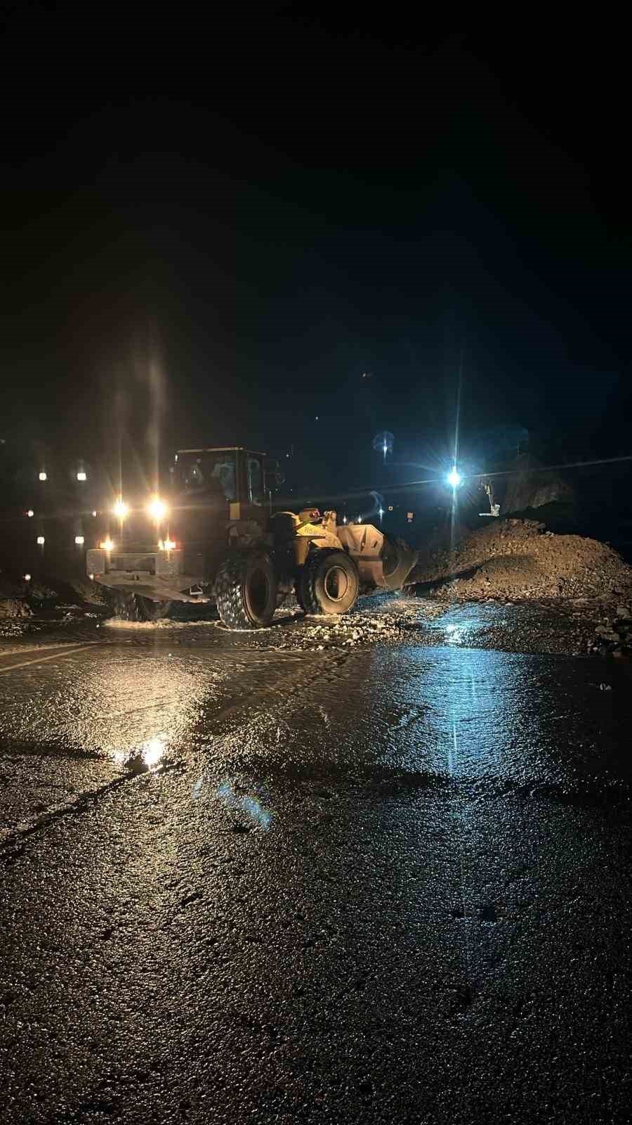 Trabzon Arsin'de heyelan yol kapandı