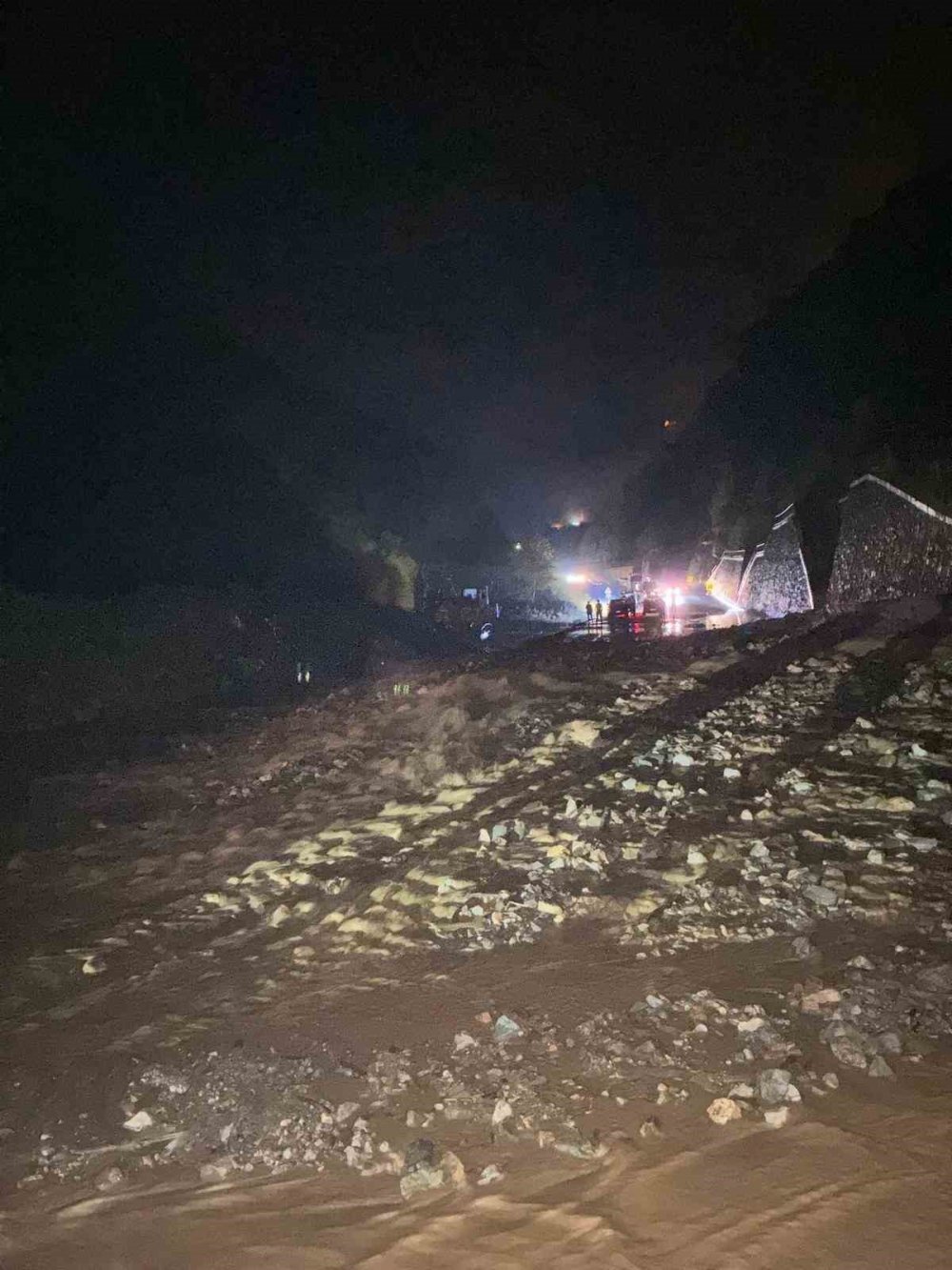 Trabzon Arsin'de heyelan yol kapandı