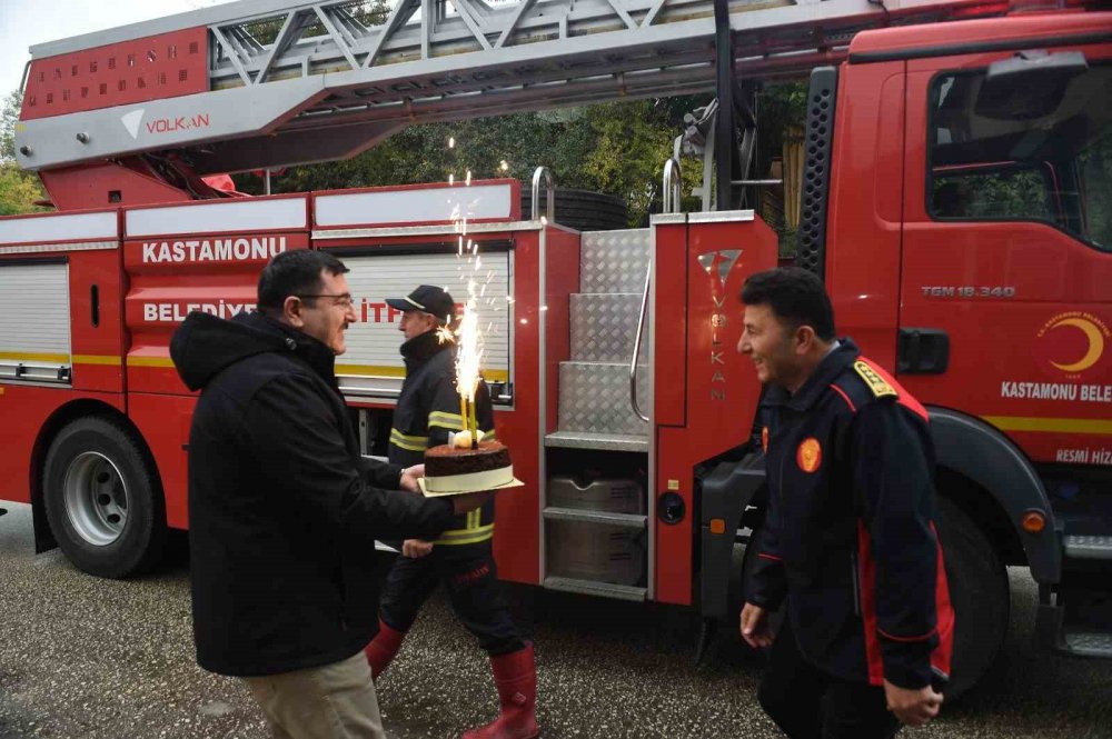 Yangın İhbarına Giden İtfaiyecileri Pastayla Karşıladılar