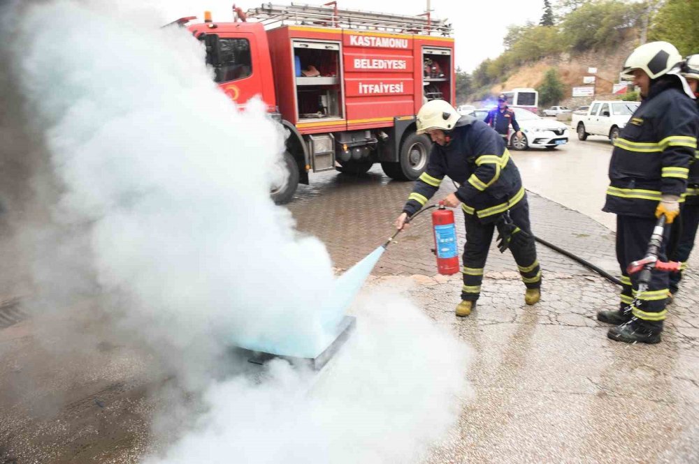 Yangın İhbarına Giden İtfaiyecileri Pastayla Karşıladılar