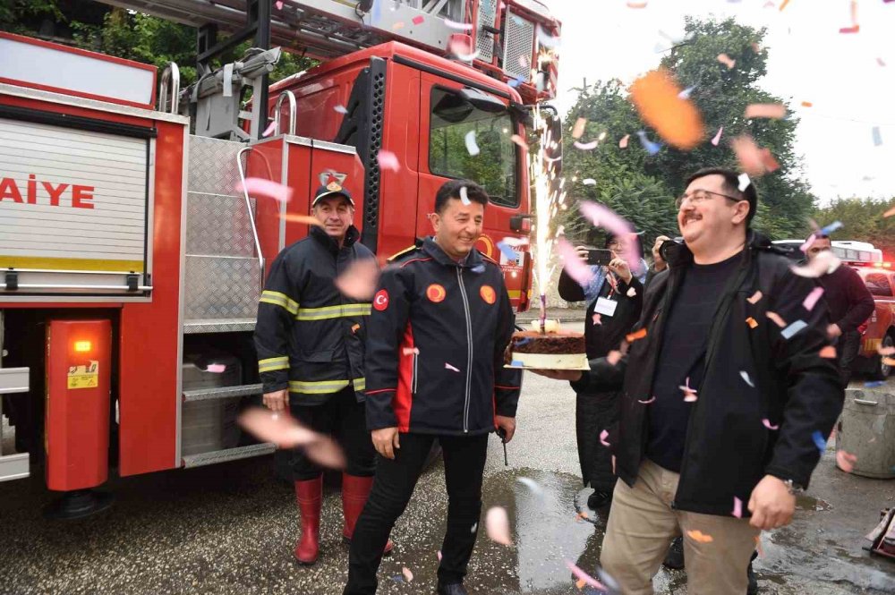 Yangın İhbarına Giden İtfaiyecileri Pastayla Karşıladılar