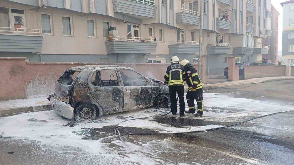 Çorum’da Öfkeli Kadın, Eşinin Otomobilini Ateşe Verdi