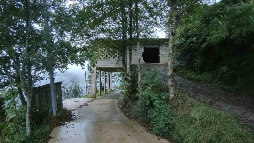 Rize’de Yolun Üzerine Yapılan Çay Alım Yeri İlgi Çekti