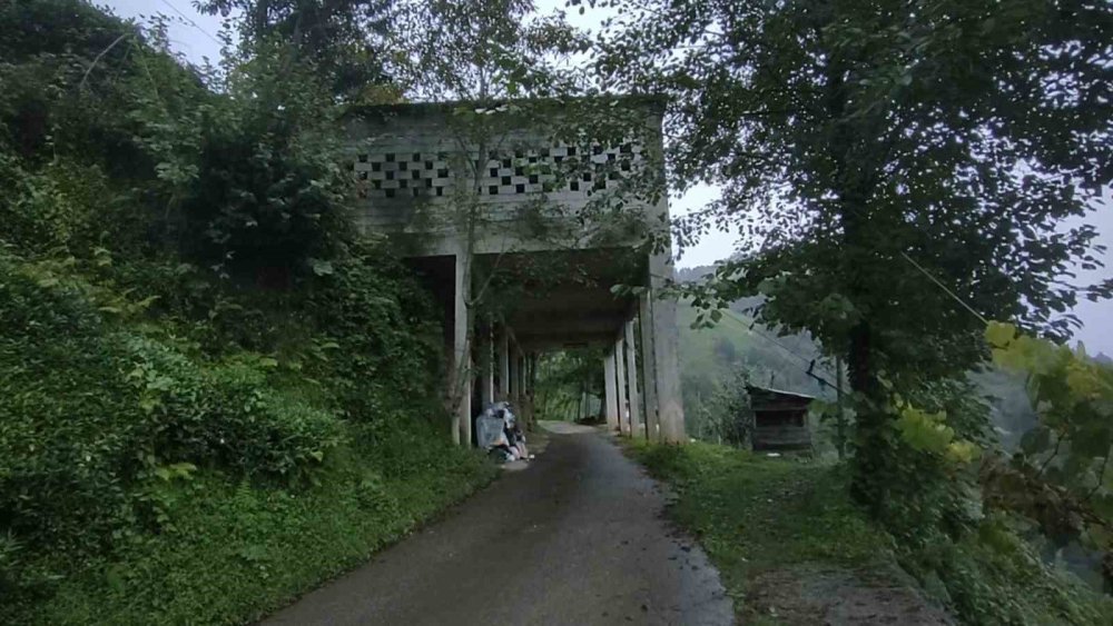 Rize’de Yolun Üzerine Yapılan Çay Alım Yeri İlgi Çekti