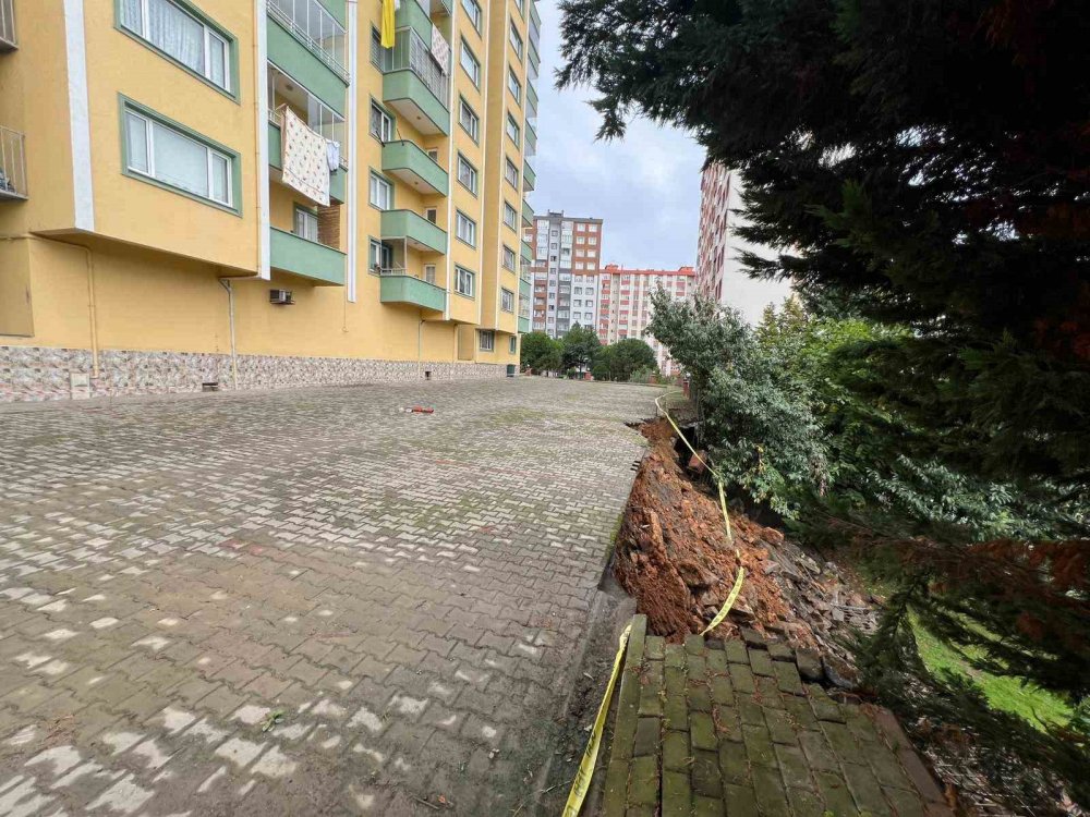 Trabzon’da Gece Çöken İstinat Duvarı Site Sakinlerini Korkuttu