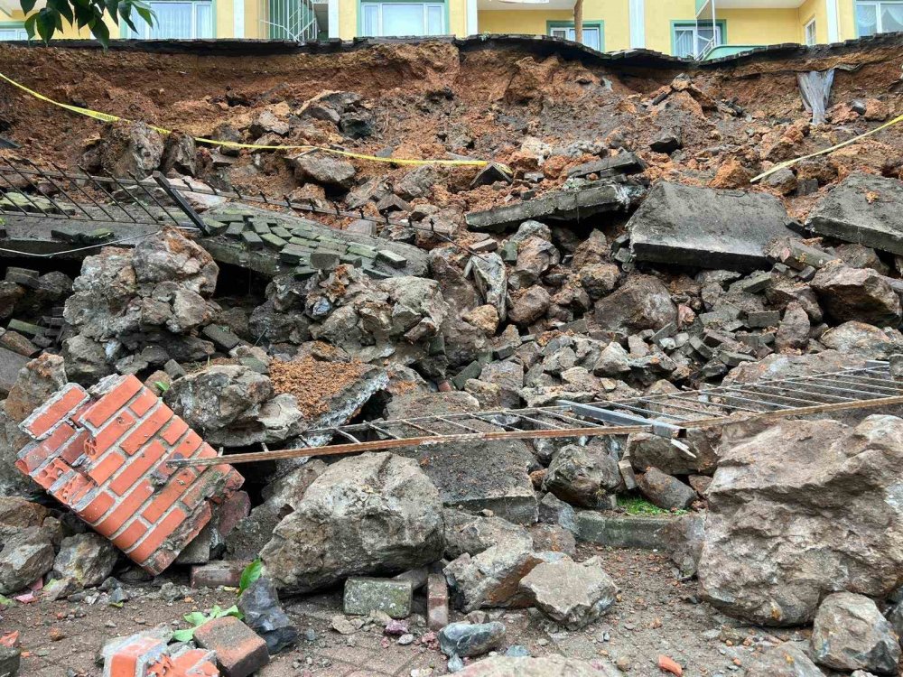 Trabzon’da Gece Çöken İstinat Duvarı Site Sakinlerini Korkuttu