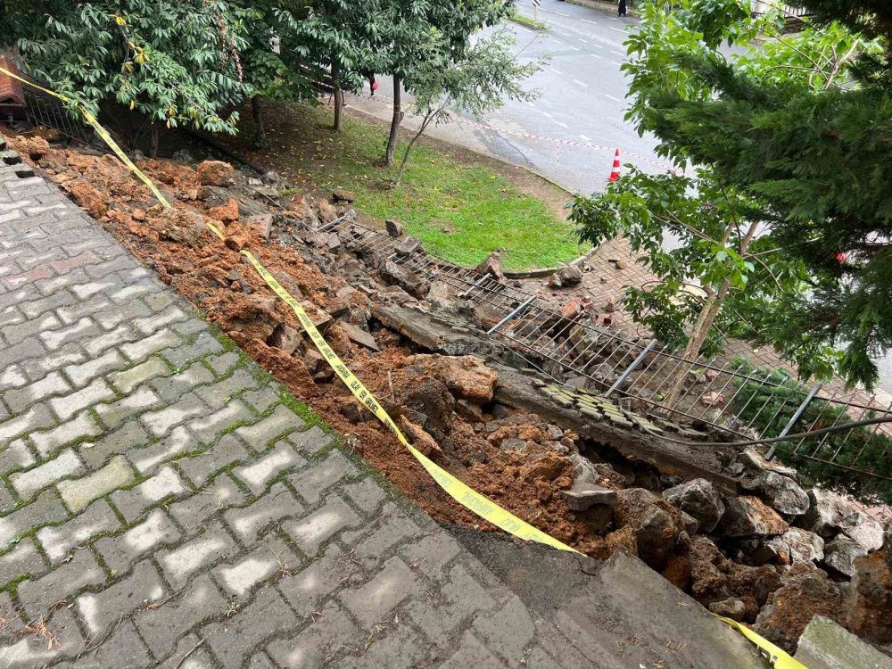 Trabzon’da Gece Çöken İstinat Duvarı Site Sakinlerini Korkuttu