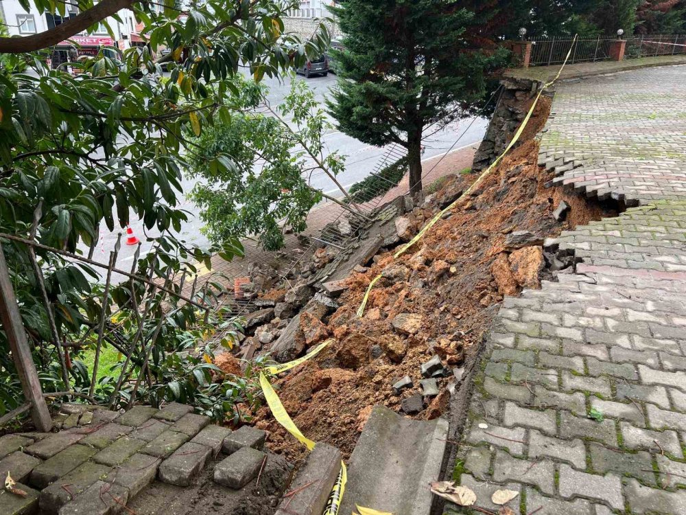 Trabzon’da Gece Çöken İstinat Duvarı Site Sakinlerini Korkuttu