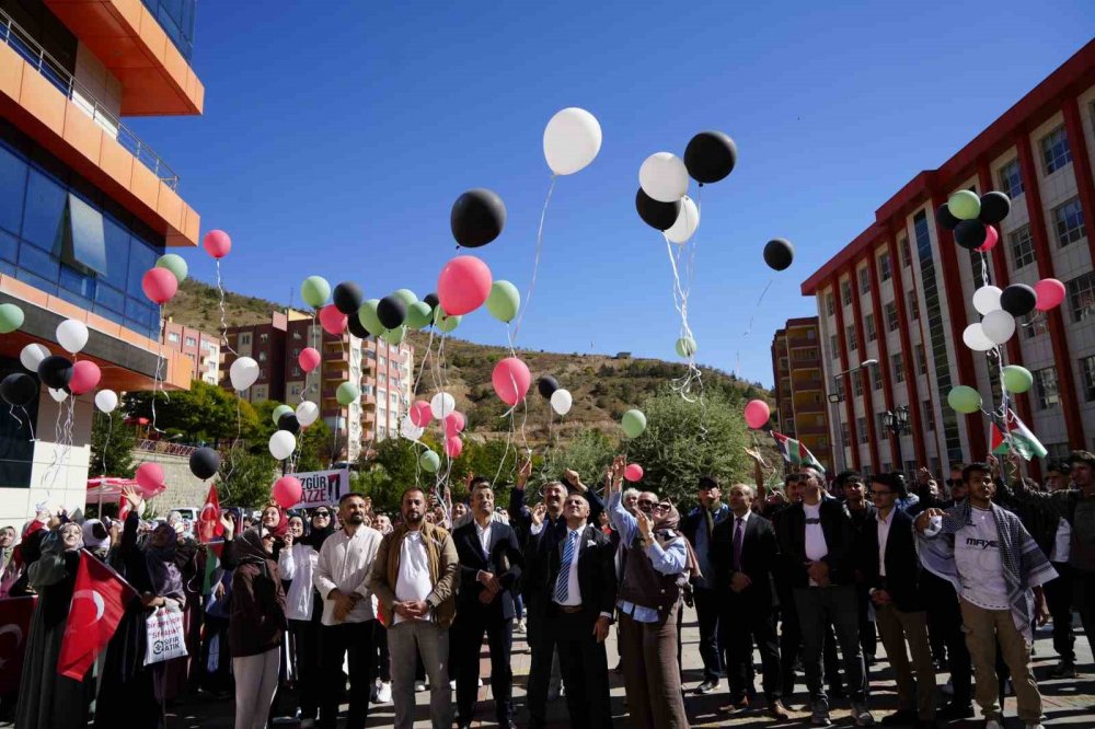 Gümüşhane’de Gazze İçin Balonlar Gökyüzüne Bırakıldı