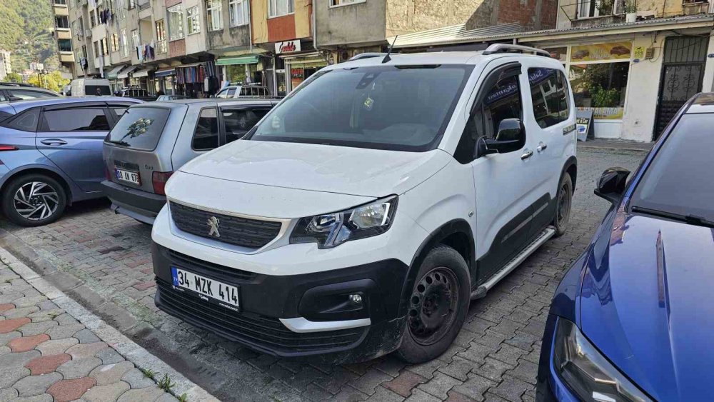 Borçka’da Sel Felaketinde Mahsur Kalan Aracını 20 Gün Sonra Vinç Yardımıyla Kurtardı