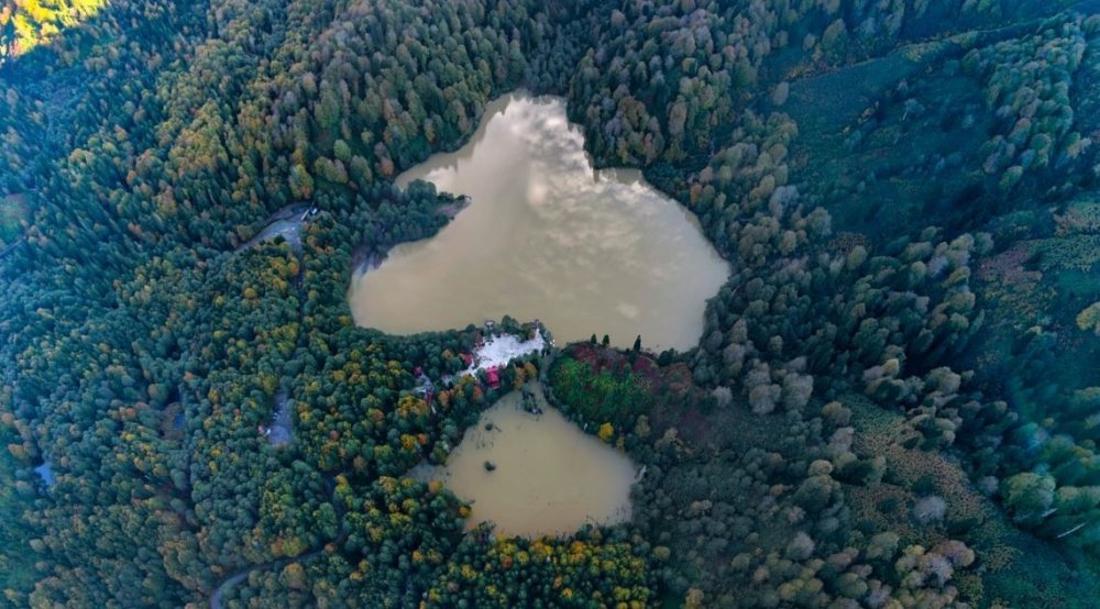 Borçka Karagöl’e En Çok Sonbahar Renkleri Yakışıyor