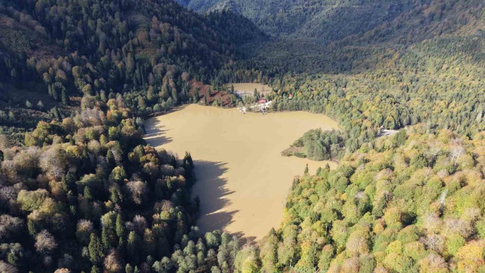 Borçka Karagöl’e En Çok Sonbahar Renkleri Yakışıyor