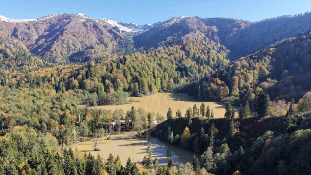 Borçka Karagöl’e En Çok Sonbahar Renkleri Yakışıyor