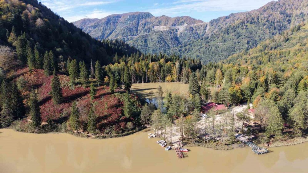 Borçka Karagöl’e En Çok Sonbahar Renkleri Yakışıyor