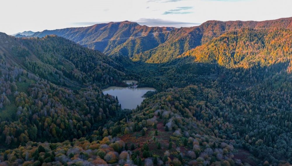 Borçka Karagöl’e En Çok Sonbahar Renkleri Yakışıyor