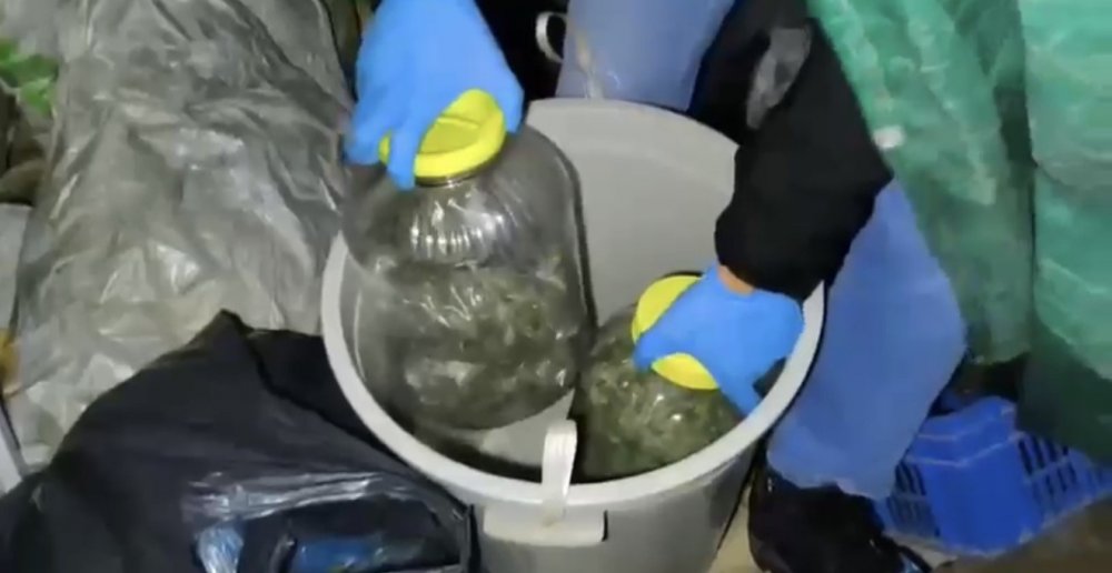 Çatı Katında Yapılan Aramada Uyuşturucu Ve Silah Ele Geçirildi