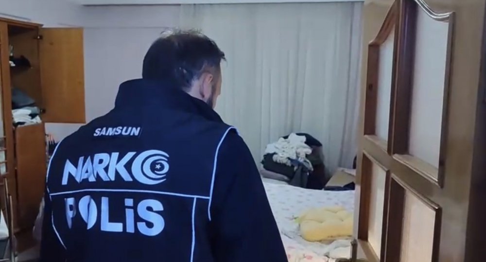 Çatı Katında Yapılan Aramada Uyuşturucu Ve Silah Ele Geçirildi