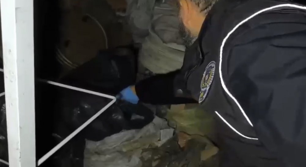 Çatı Katında Yapılan Aramada Uyuşturucu Ve Silah Ele Geçirildi