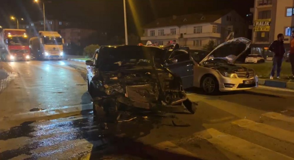 Kırmızı Işıkta Bekleyen Araca Çarptı, Otomobilinden İnerek Koşarak Kaçtı