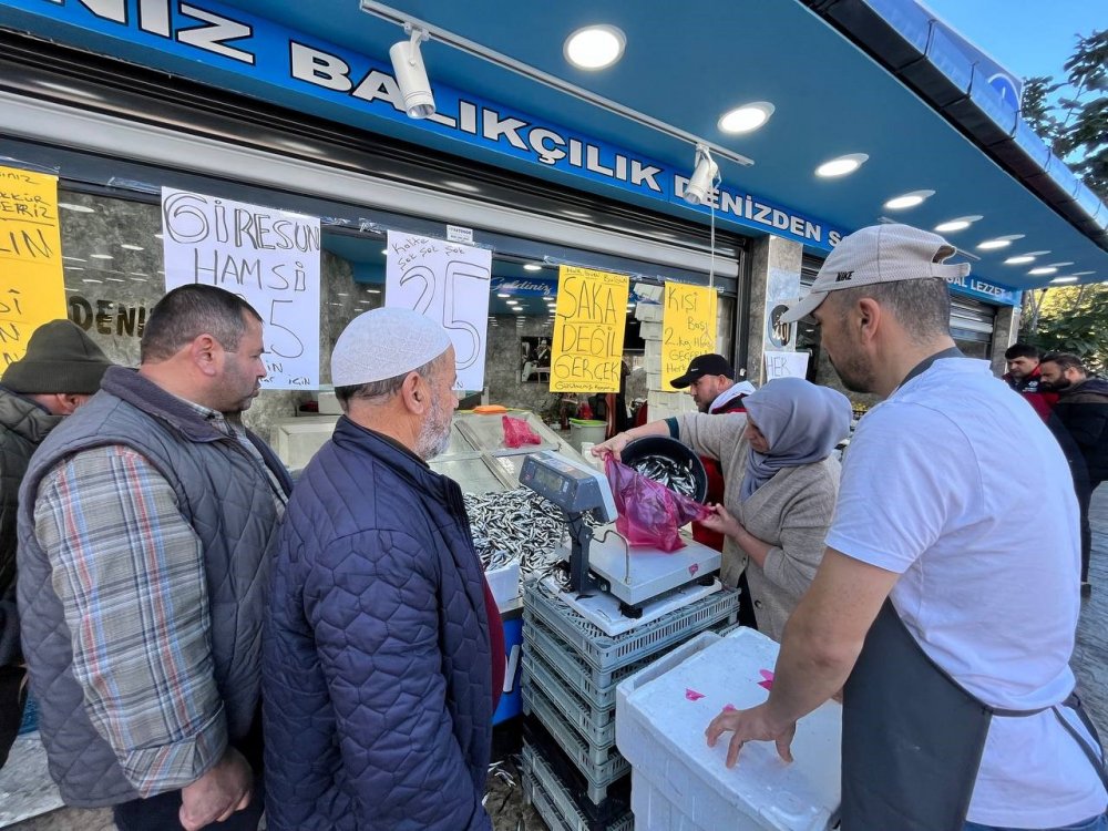 Ordu’da Hamsi 25 Liraya Düştü, Vatandaş Sıraya Girdi