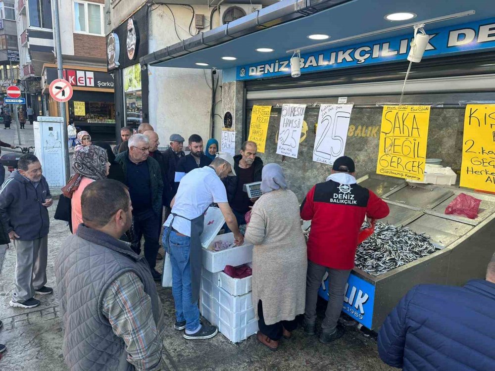 Ordu’da Hamsi 25 Liraya Düştü, Vatandaş Sıraya Girdi