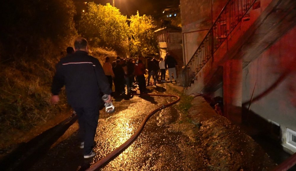 Gümüşhane’de 4 Katlı Binada Çıkan Yangın Paniğe Neden Oldu