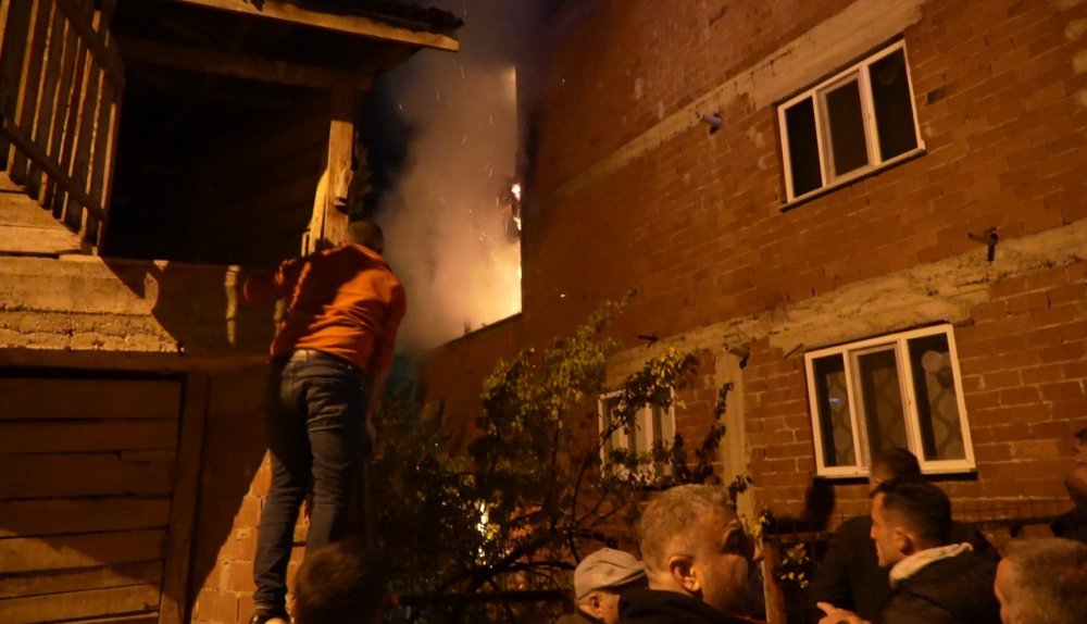 Gümüşhane’de 4 Katlı Binada Çıkan Yangın Paniğe Neden Oldu