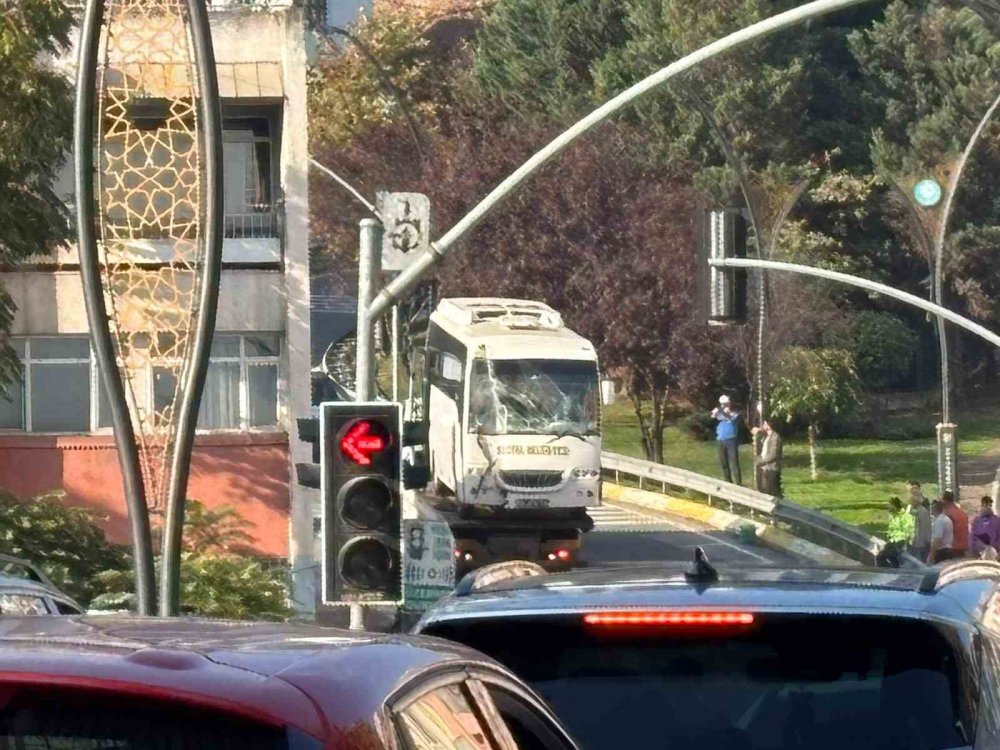 Kocaeli’de Freni Boşalan Otobüs Duvara Çarptı: 3’ü Polis 7 Yaralı