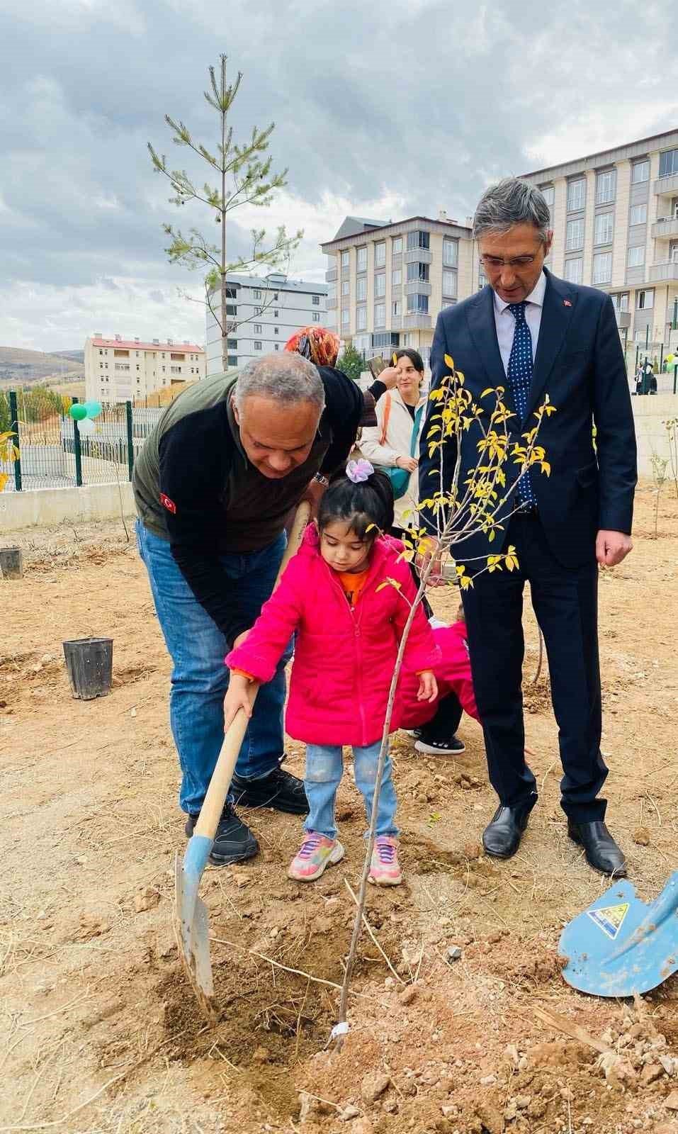 Bayburt’ta Anaokulu Öğrencileri Fidanları Toprakla Buluşturdu