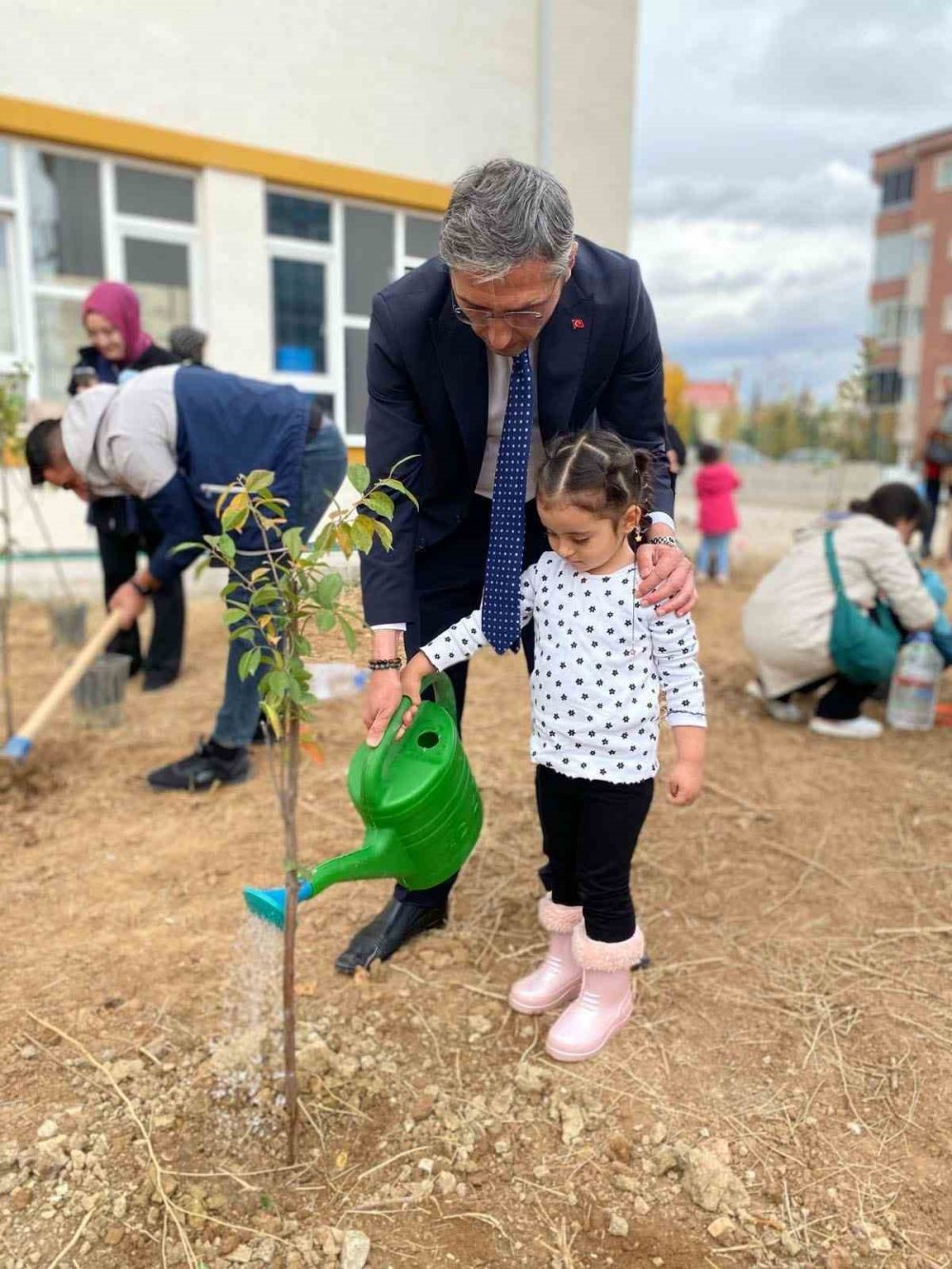 Bayburt’ta Anaokulu Öğrencileri Fidanları Toprakla Buluşturdu