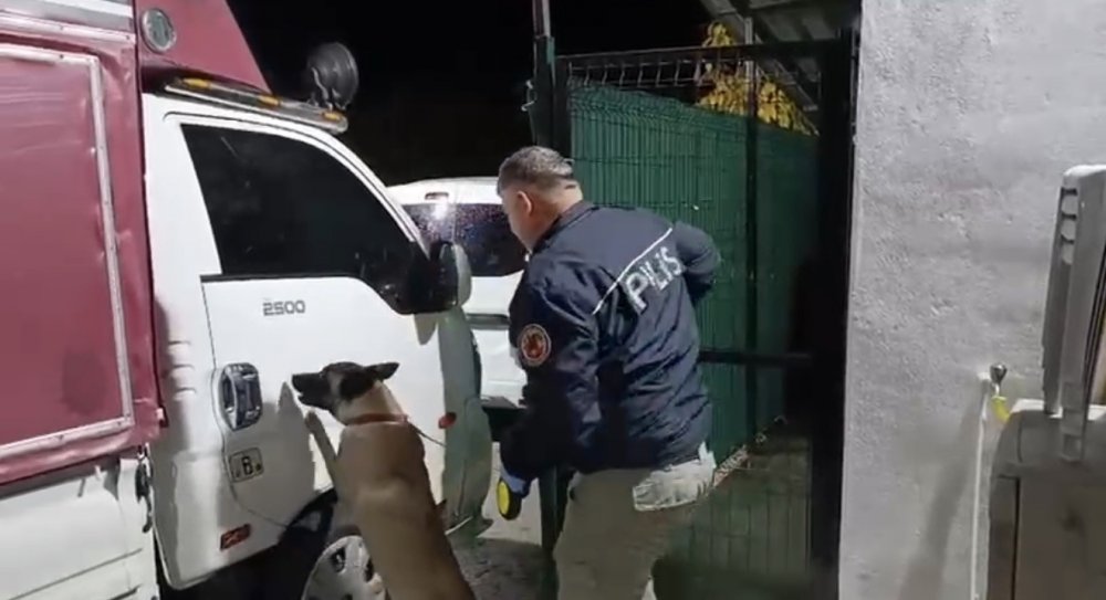 Kamyonete Gizlenmiş Uyuşturucuyu Dedektör Köpeği Buldu: 4 Kilo Uyuşturucu Ve 4 Bin Adet Hap Ele Geçti