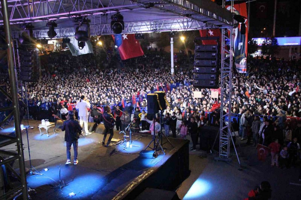 Ünlü Şarkıcı Çelik, Amasya Konserinde Mahalle Muhtarıyla Sahnede Oynadı