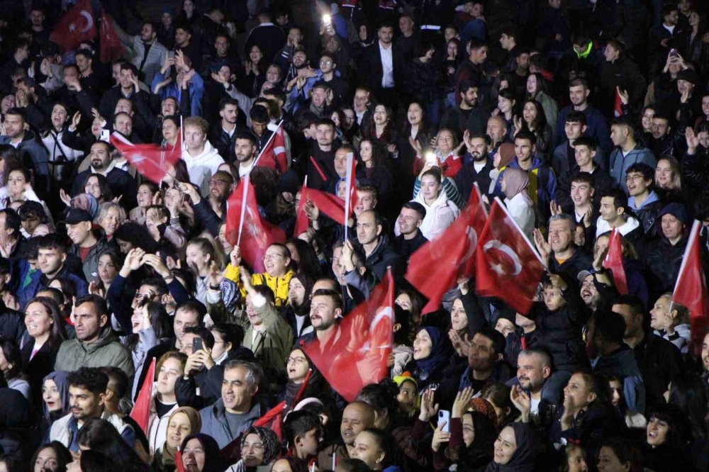 Ünlü Şarkıcı Çelik, Amasya Konserinde Mahalle Muhtarıyla Sahnede Oynadı