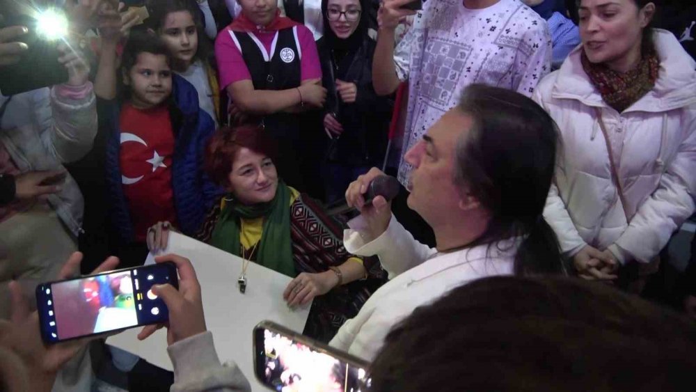 Ünlü Şarkıcı Çelik, Amasya Konserinde Mahalle Muhtarıyla Sahnede Oynadı