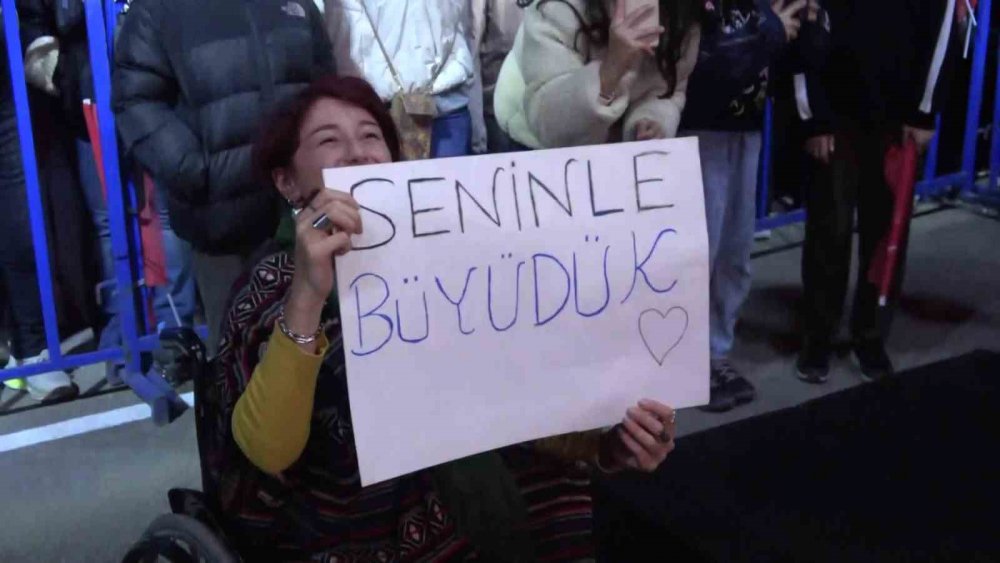 Ünlü Şarkıcı Çelik, Amasya Konserinde Mahalle Muhtarıyla Sahnede Oynadı