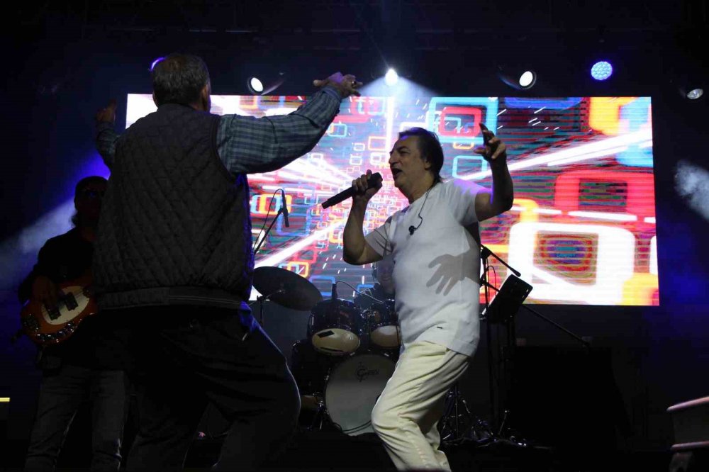 Ünlü Şarkıcı Çelik, Amasya Konserinde Mahalle Muhtarıyla Sahnede Oynadı