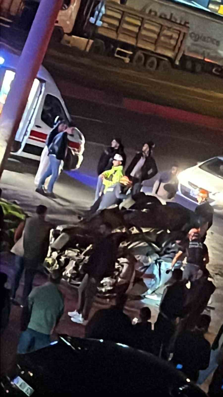 BOLU’DA ÖNCE REFÜJE ARDINDAN ELEKTRİK DİREĞİNE ÇARPAN OTOMOBİL TEPETAKLAK OLDU: 1 KİŞİ YARALANDI