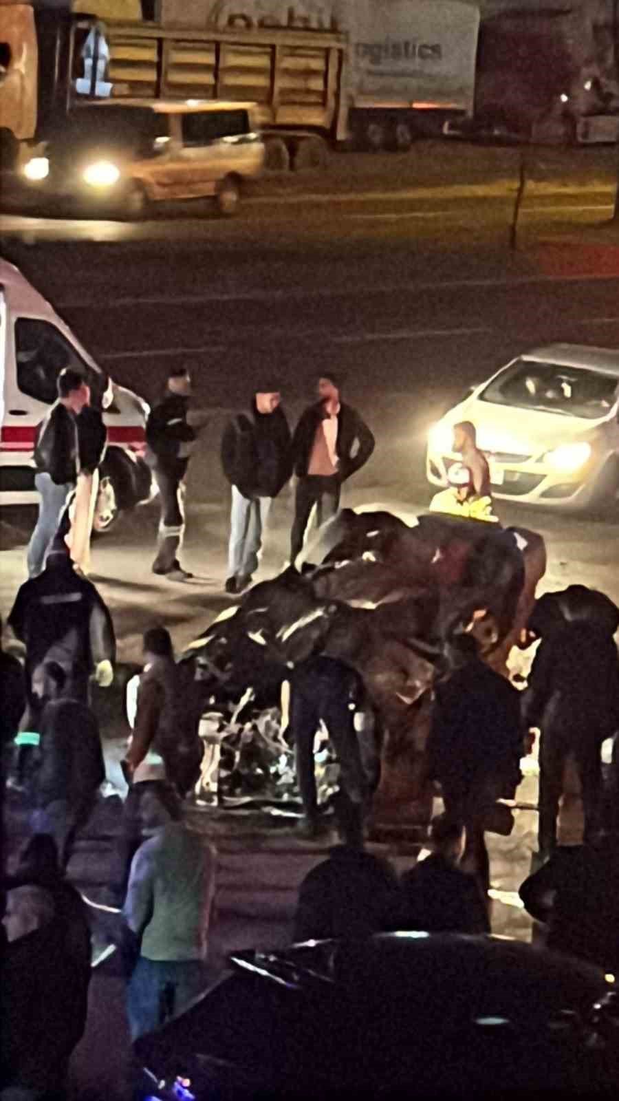 BOLU’DA ÖNCE REFÜJE ARDINDAN ELEKTRİK DİREĞİNE ÇARPAN OTOMOBİL TEPETAKLAK OLDU: 1 KİŞİ YARALANDI