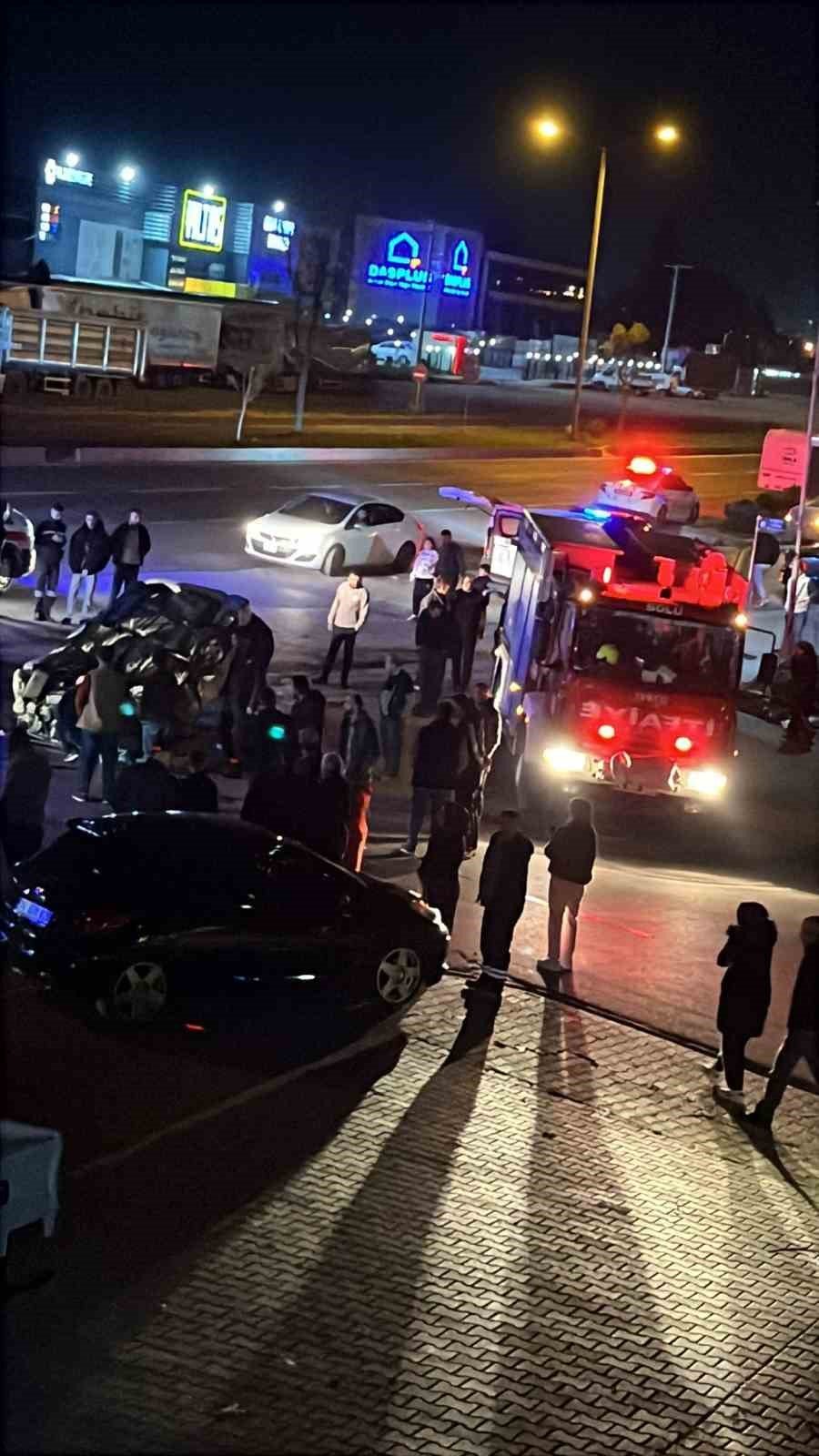 BOLU’DA ÖNCE REFÜJE ARDINDAN ELEKTRİK DİREĞİNE ÇARPAN OTOMOBİL TEPETAKLAK OLDU: 1 KİŞİ YARALANDI