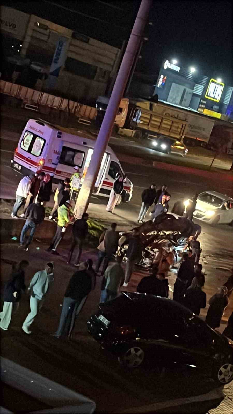 BOLU’DA ÖNCE REFÜJE ARDINDAN ELEKTRİK DİREĞİNE ÇARPAN OTOMOBİL TEPETAKLAK OLDU: 1 KİŞİ YARALANDI