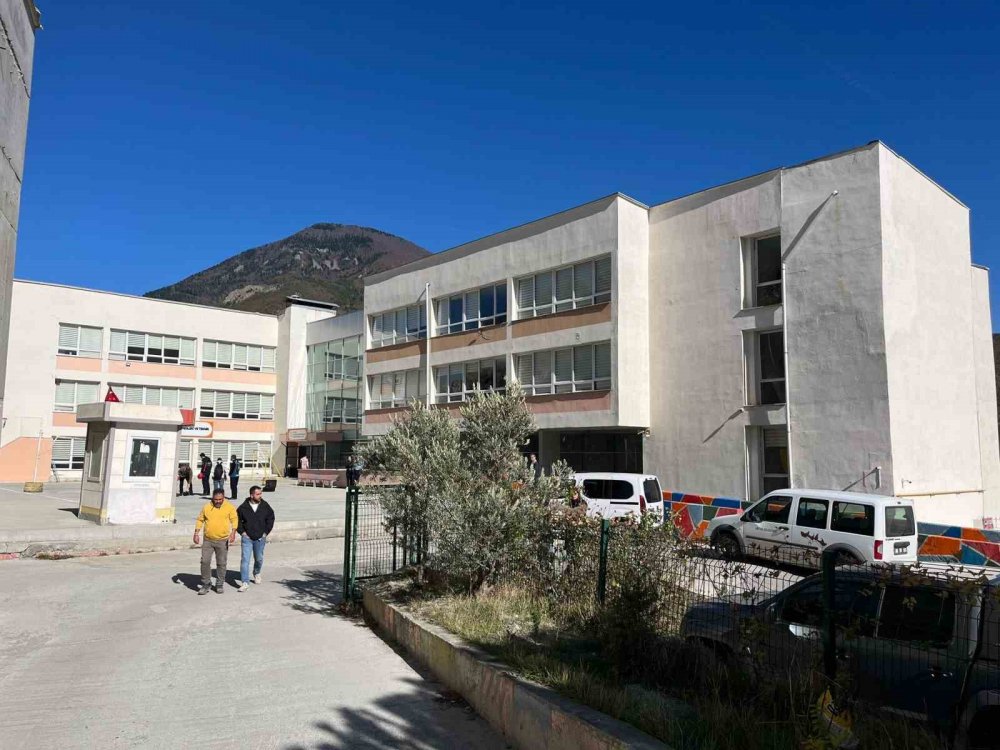 Artvin’de Kaya Kopması Paniğe Neden Oldu: İki Lise Tahliye Edildi