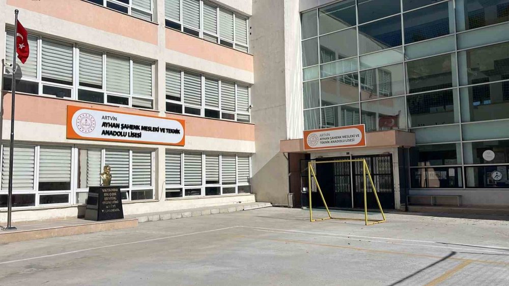 Artvin’de Kaya Kopması Paniğe Neden Oldu: İki Lise Tahliye Edildi