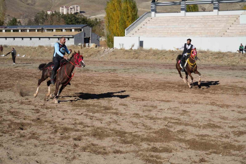 Bayburt’ta Cirit Nefes Kesti: Atlar Dostluk İçin Dörtnala Koştu