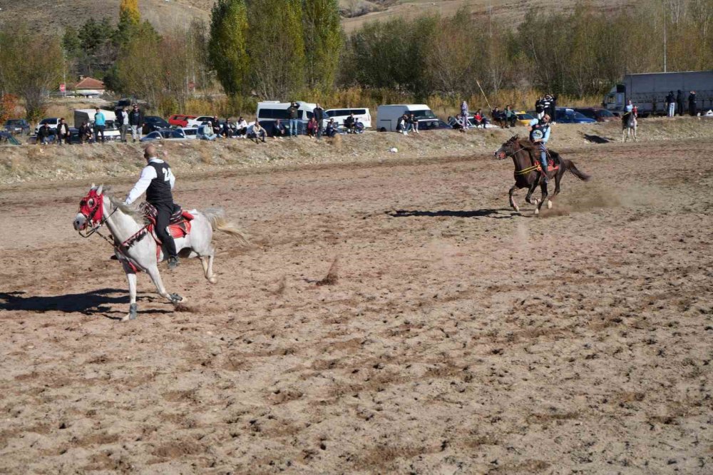 Bayburt’ta Cirit Nefes Kesti: Atlar Dostluk İçin Dörtnala Koştu