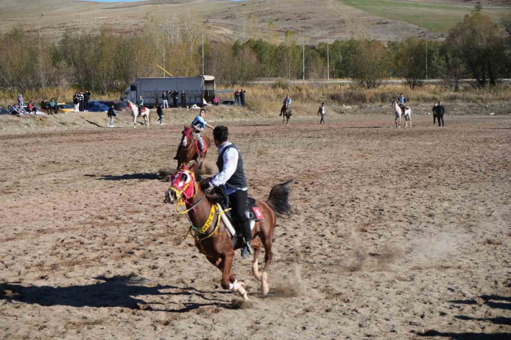 Bayburt’ta Cirit Nefes Kesti: Atlar Dostluk İçin Dörtnala Koştu