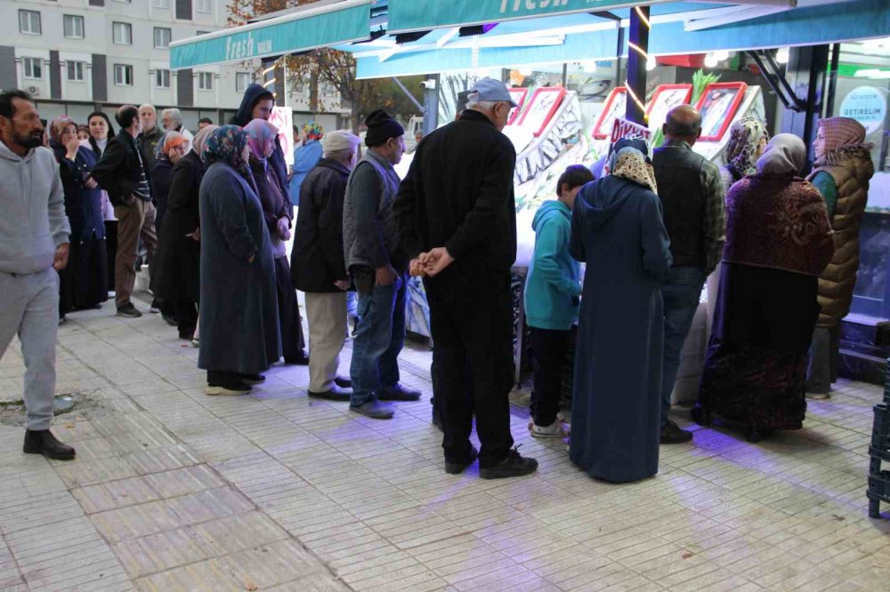 Çorum’da Hamsinin Kilosu 40 Liraya Düştü: Metrelerce Uzunlukta Kuyruk Oluştu