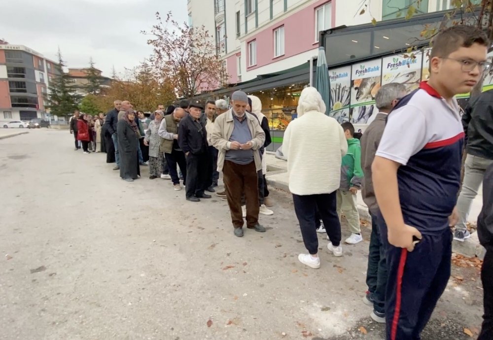 Çorum’da Hamsinin Kilosu 40 Liraya Düştü: Metrelerce Uzunlukta Kuyruk Oluştu