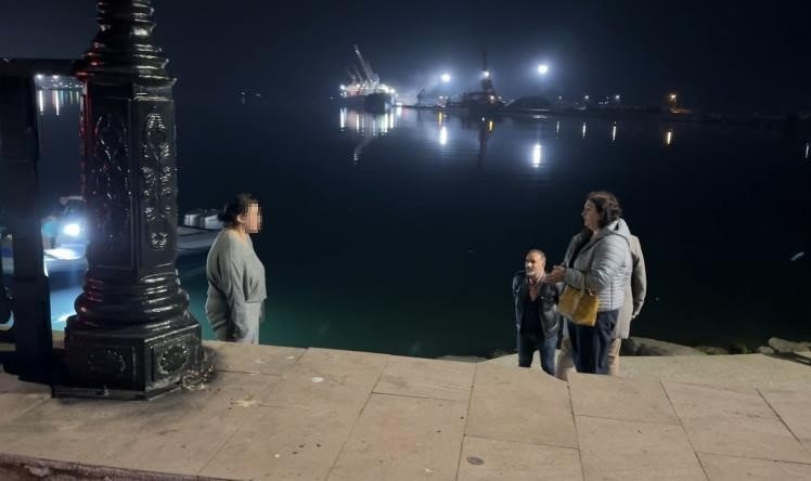 Denize Atlamak İsteyen Genç Kızı Anne Ve Babası İkna Etti