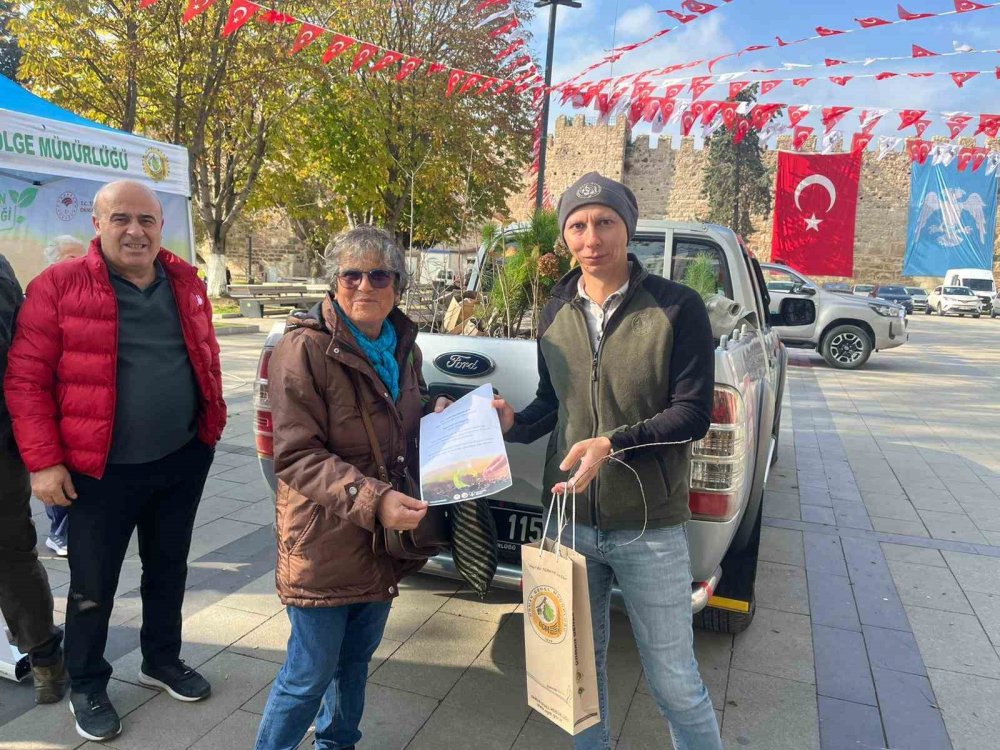 Sinop’ta Vatandaşlara Fidan Dağıtıldı